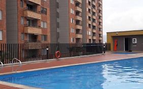 Cerca al estadio familiar parqueadero piscina
